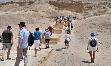 وفد سياحي من دول أوروبية يزور المناطق الأثرية بالمنيا