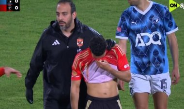 "يحيى عطية الله" يغادر مباراة الأهلي وبيراميدز باكيا