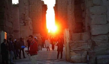 إيذانًا ببدء فصل الشتاء.. العالم يحتفل بتعامد أشعة الشمس على قدس الأقداس في معبد الكرنك بالأقصر