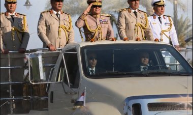 بالزي العسكري.. الرئيس السيسي يتفقد مقر القيادة الاستراتيجية ويحيي قوات الاصطفاف