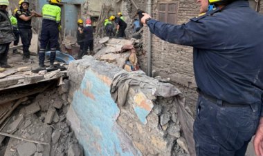 انتشال شخص مصاب من أسفل عقار روض الفرج المنهار