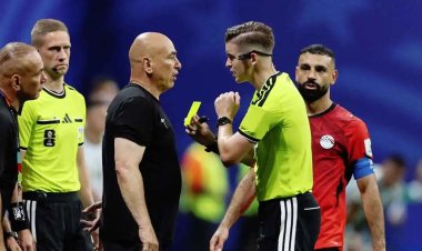"اتصدم من رد فعل المصريين".. أمين عمر يكشف كواليس حديثه مع حكم مباراة مصر والأرجنتين