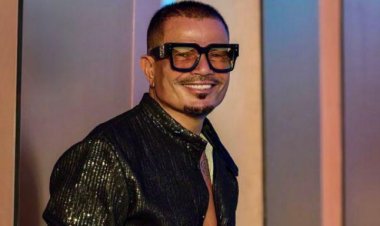 بتوقيع ماركة أزياء عالمية.. سعر قميص عمرو دياب في كليب خطفوني