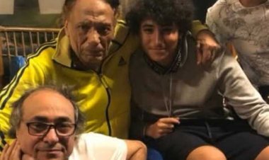 أكرم السعدني يكشف كواليس صورته مع عادل إمام: "نعيش في عصر الزعيم"