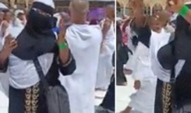 بالنقاب.. مشهد صادم لسيدة ترقص أمام الكعبة