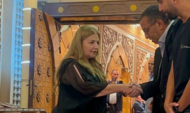 عبير منير ومجدي بدر أول الحاضرين في عزاء زوجة أيمن سلامة