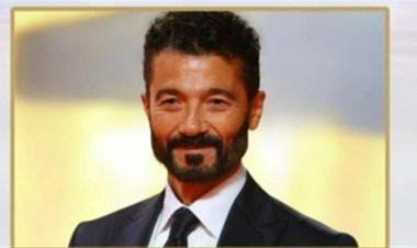 خالد النبوي يوجّه رسالة تقدير لحسين فهمي في حفل افتتاح مهرجان القاهرة السينمائي