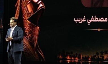 مصطفى غريب يخطف الأنظار في افتتاح مهرجان نقابة المهن التمثيلية للمسرح المصري بمدينة زويل
