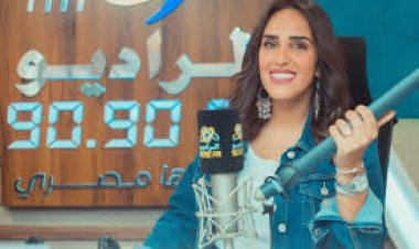 فاطمة مصطفى مذيعة برنامج «الراديو بيضحك» على راديو «9090» تحتفل بعيد الإذاعة المصرية
