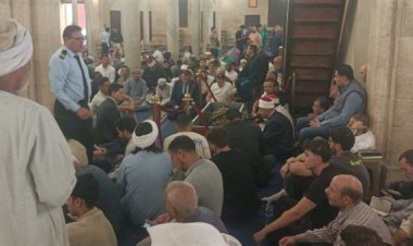 قبل الصلاة عليه.. طلاب الدكتور أحمد عمر هاشم يلتفون حول جثمانه في مسجد الأزهر