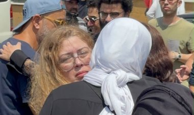 انهيار المخرجة آيتن أمير خلال تشييع جنازة والدتها