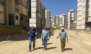 وزير الإسكان يتابع موقف مشروعات الطرق والمرافق بالمدن الجديدة