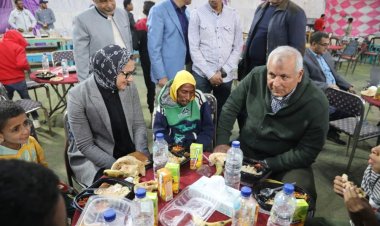 محافظ الوادي الجديد يشارك أهالي قرية ناصر الإفطار الرمضاني