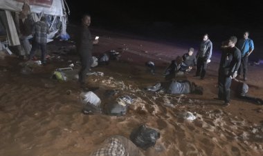 مصرع وإصابة 21 شخصا في انقلاب ميني باص علي طريق الواحات 