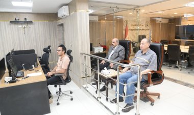 محافظ أسيوط يتفقد سير العمل بمركز سيطرة الشبكة الوطنية للطوارئ والسلامة
