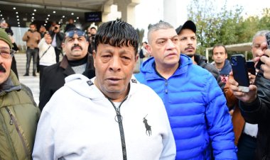 الحزن يسيطر على عبد الباسط حمودة في جنازة أحمد عدوية: أبويا مات مرة تانية