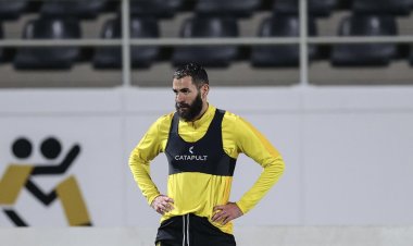 بعد غياب 45 يومًا.. بنزيما يُشارك في تدريبات اتحاد جدة