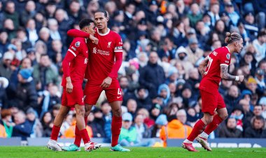 فان دايك يدافع عن أرنولد بعد مستواه السيء أمام مانشستر يونايتد