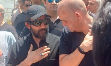 خالد منتصر ينتقد إثارة الجدل حول صلاة أحمد حلمي في جنازة والدته