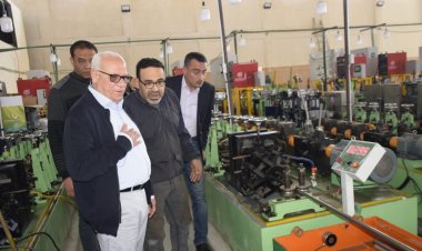 محافظ بورسعيد يتفقد سير العمل بأحد مصانع الاستانلس