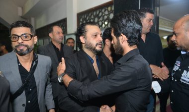 بالصور.. إيساف يستقبل عزاء شقيقه وسط غياب نجوم الفن والغناء