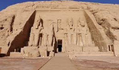 القبض على سائح أثناء محاولته دفن «رفات» والدته بمعبد أبوسمبل الأثرى جنوب أسوان