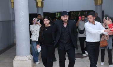 نضال الشافعي يصل المجمع الإسلامي لاستقبال الحاضرين في عزاء زوجته الراحلة