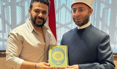 بعد منعه من دخول المسجد.. كريم الحسيني يتسلم هدية من وزير الأوقاف