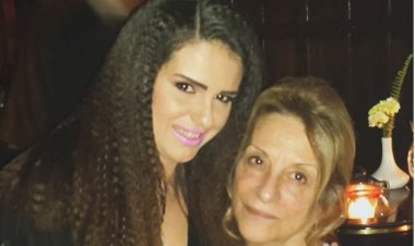 دنيا عبد العزيز تعبر عن افتقادها لوالدتها: كل يوم أشعر باليتم أكثر