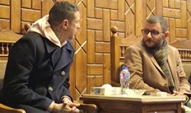 الحزن يسيطر عليه.. أحمد الفيشاوي برفقة شقيقه من عزاء والدته سمية الألفي