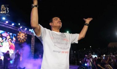 دموع وتأثّر إيهاب توفيق على المسرح إثر  التفاعل الجماهيري الكبير  وحفاوة الاستقبال فى مهرجان ڤرمبالية بتونس