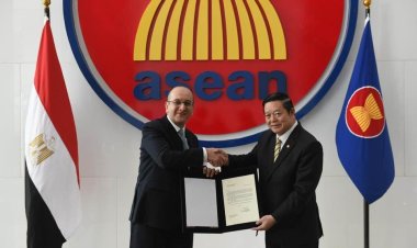 السفير المصري لدى إندونيسيا يسلم أوراق اعتماده إلى سكرتير عام تجمع الآسيان