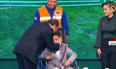 الرئيس السيسي يقبل الطفل الفلسطيني عبد الله كحيل خلال احتفالية قادرون باختلاف