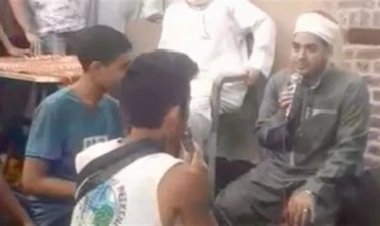 بعد سماعه تواشيح مدح النبي.. سائح صيني يشهر إسلامه داخل مسجد أبو الحجاج بالأقصر| صور