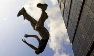مصرع شاب سقط من أعلى عقار أثناء مساعدته لجارته فى فتح باب شقتها بأكتوبر
