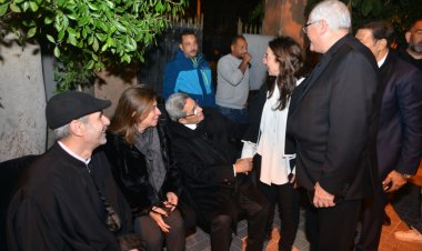 بالصور.. ساندرا نشأت تستقبل عزاء والدتها في كنيسة مريم سيدة السلام للروم الكاثوليك بجاردن سيتي