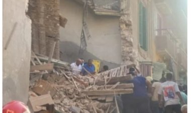 انتشال "5" أشخاص أحياء من أسفل وأعلى عقار  بولاق أبو العلا المنهار 