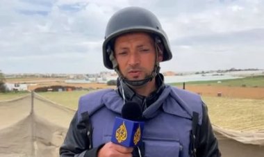 وصول المراسل إسماعيل أبوعمر للعلاج بالدوحة بعد بتر ساقه في غزة