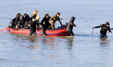 السلطات الفرنسية  تنقذ 66 مهاجرًا غير شرعيًا