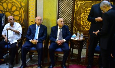 وزير النقل "كامل الوزير" يقدم واجب العزاء في الراحل محمد صبري