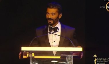"سعيد بتكريمي.. والجائزة أهديها لأولادي وزوجتي" خالد النبوي يتألق في مهرجان القاهرة السينمائي