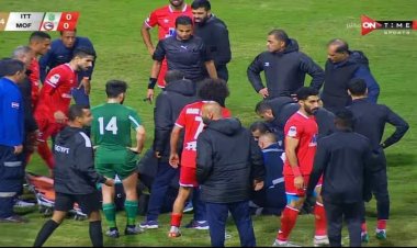 سقط مغشيا عليه.. نقل لاعب فيوتشر للمستشفى خلال مباراة الاتحاد السكندري