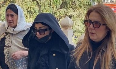 وصول شهيرة ورانيا محمود ياسين لمسجد الحصرى لتشيع جنازة شقيق الفنانة القديرة