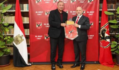 «الخطيب» يستقبل سفير الأرجنتين في القاهرة ويُهديه درع وعلم الأهلي