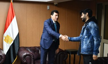 «بعد إصابته بالسرطان»... وزير الرياضة يلتقي «شيكا» لاعب الزمالك السابق ويعلن تكفل الوزارة بعلاجه