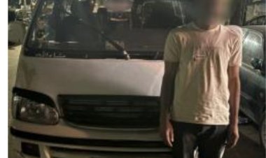 على طريقة الأفلام.. ميكروباص يصطدم قائد دراجة نارية وسيارة أخرى تدهسه في مصر الجديدة 