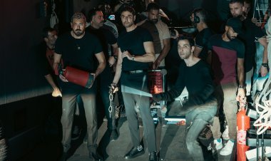 كريم قاسم ينشر صور مع لاعبي المصارعة تايسون فيوري وفرانسيس نغانو من كواليس فيلم «ولاد رزق 3»