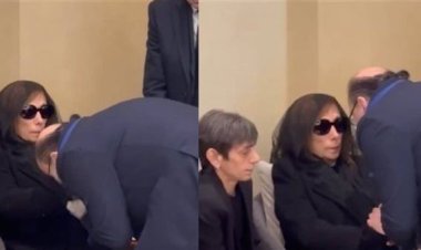 قبل يدها.. أسامة الرحباني يقدّم واجب العزاء للسيدة فيروز وابنتها ريما رغم الخلافات العائلية