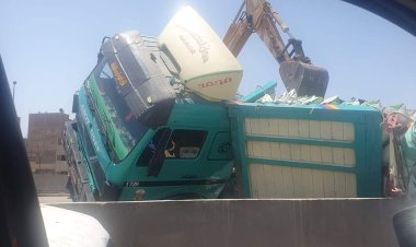 انقلاب سيارة نقل مقطورة محملة مواد غذائية بدائري ميدان لبنان بالجيزة