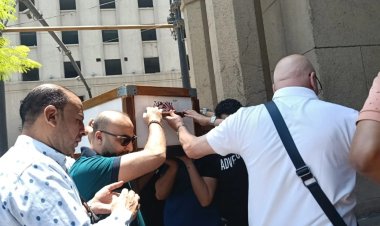 وصول جثمان الكاتب الصحفي محمد عبد المنعم لمسجد عمر مكرم استعدادًا لأداء صلاة الجنازة